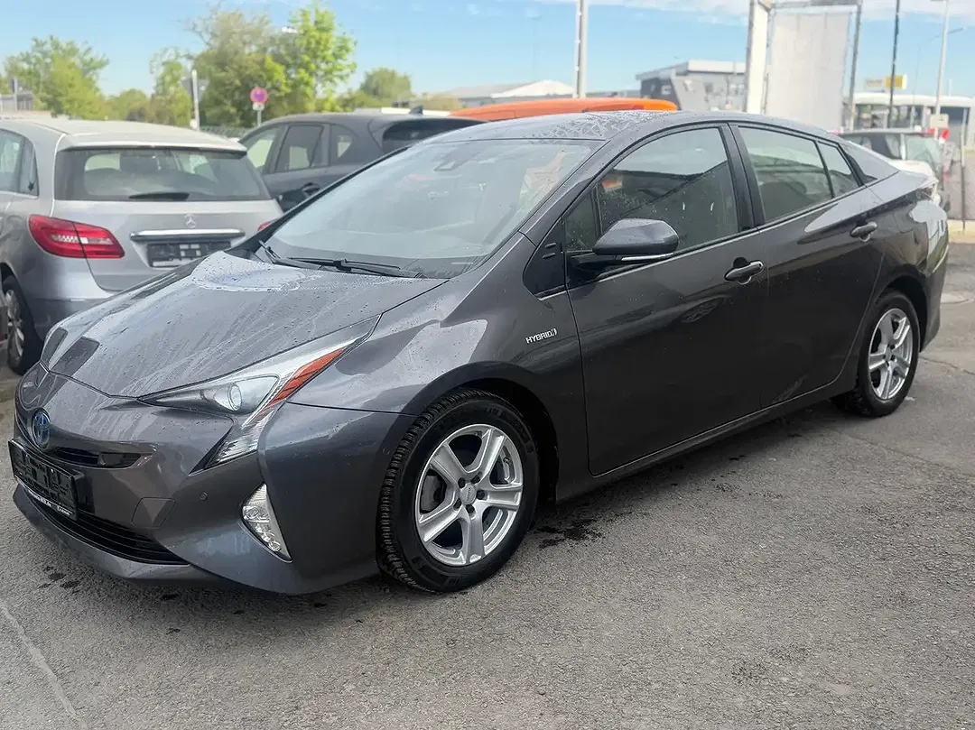 Toyota Prius - Thumbnail 2