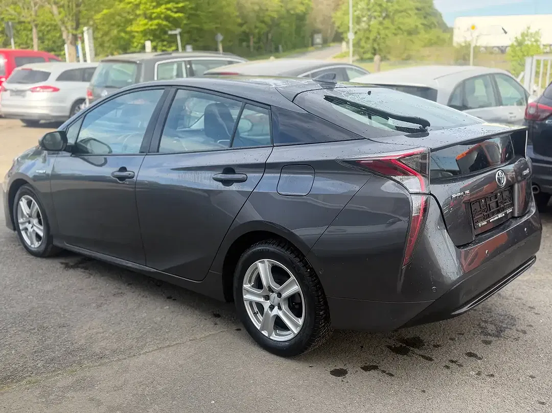 Toyota Prius - Thumbnail 3