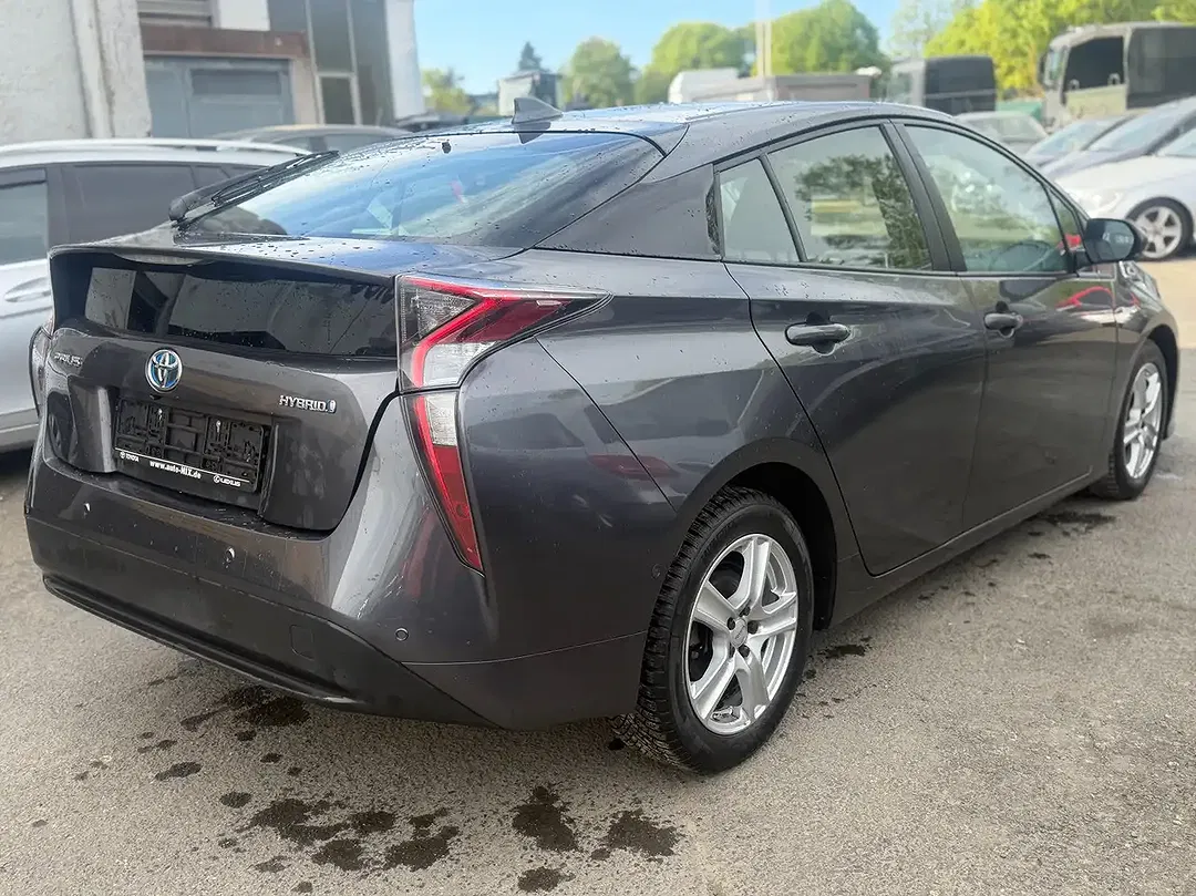 Toyota Prius - Thumbnail 5