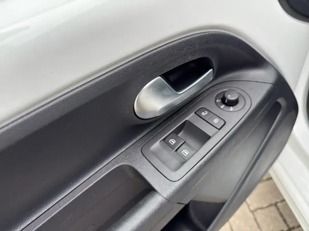 Volkswagen e-up! - Thumbnail 11