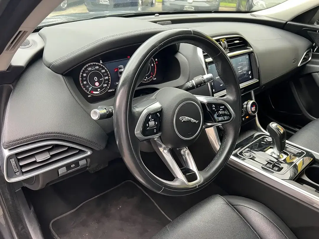 Jaguar XE - Thumbnail 12