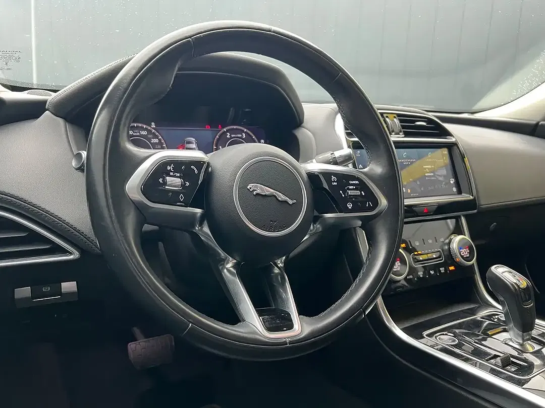 Jaguar XE - Thumbnail 13