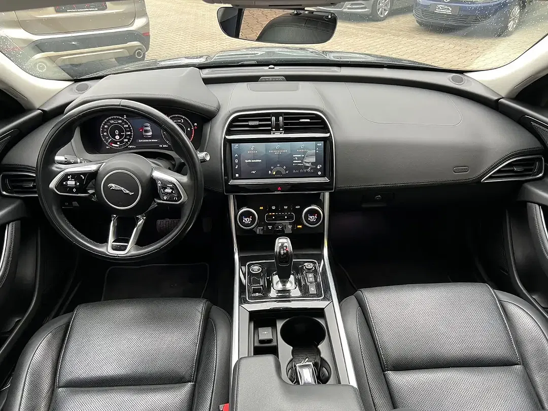Jaguar XE - Thumbnail 14
