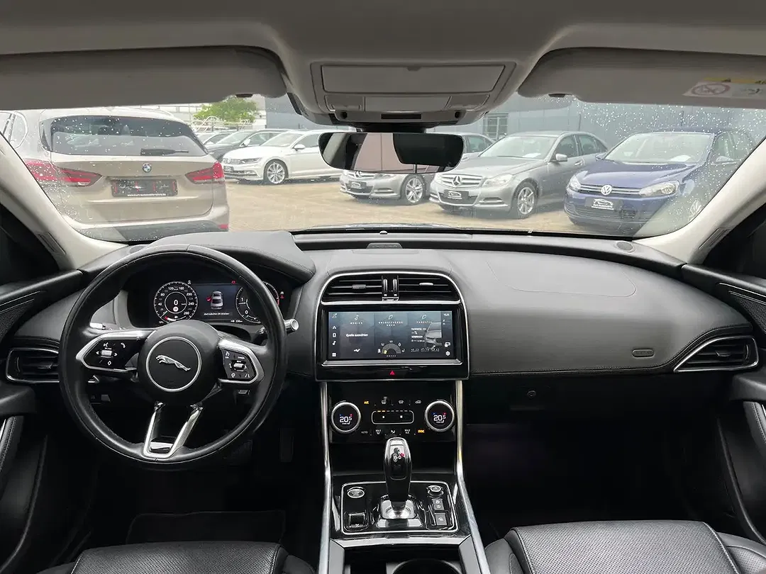 Jaguar XE - Thumbnail 15