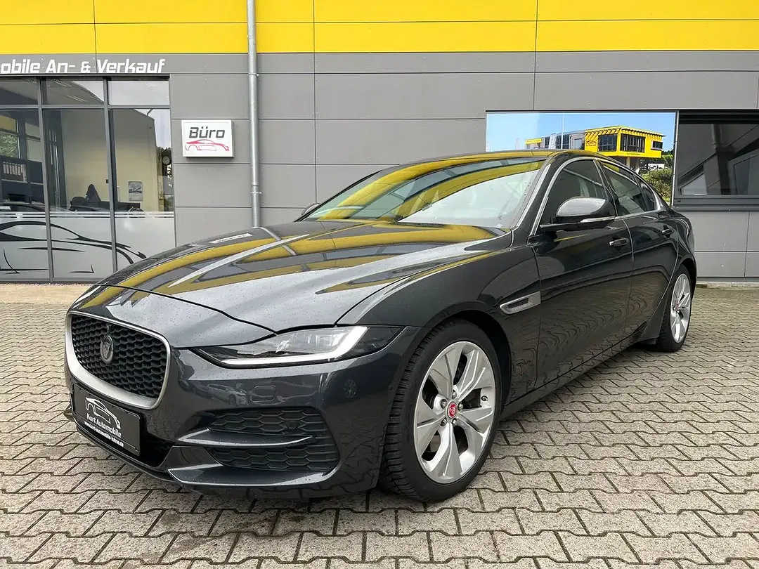 Jaguar XE - Thumbnail 2