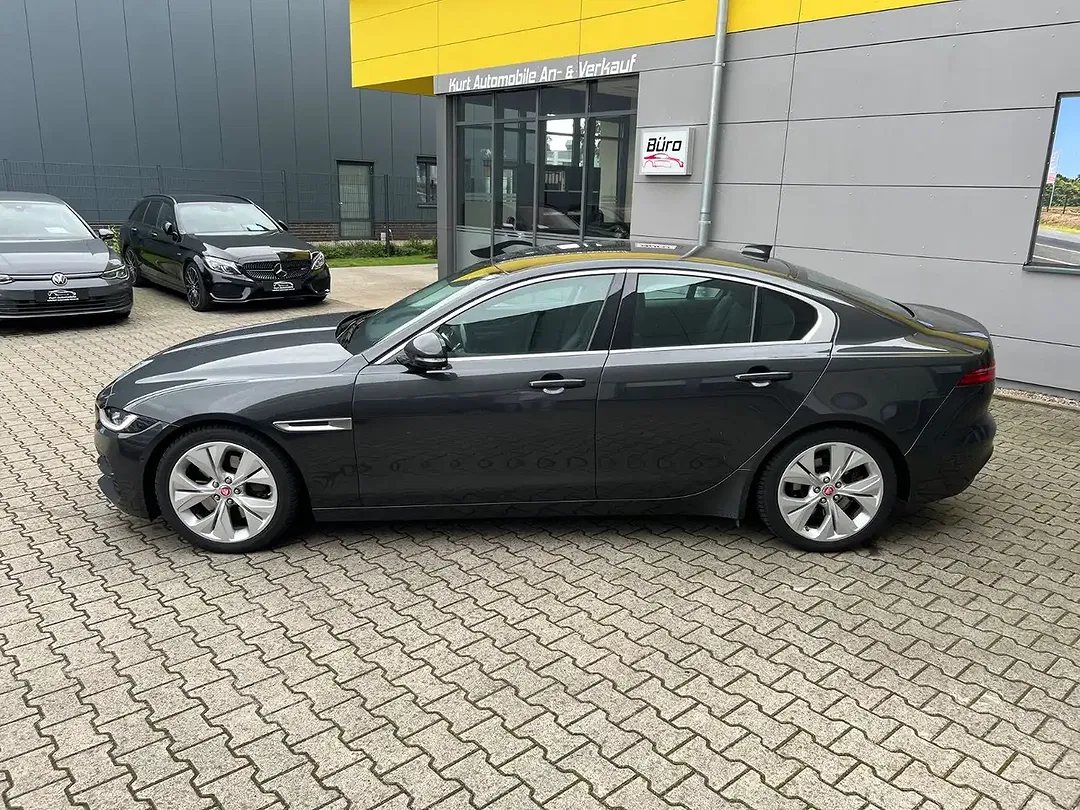 Jaguar XE - Thumbnail 3