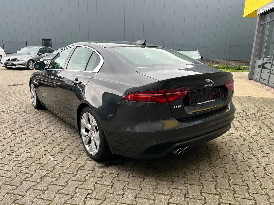 Jaguar XE - Thumbnail 4