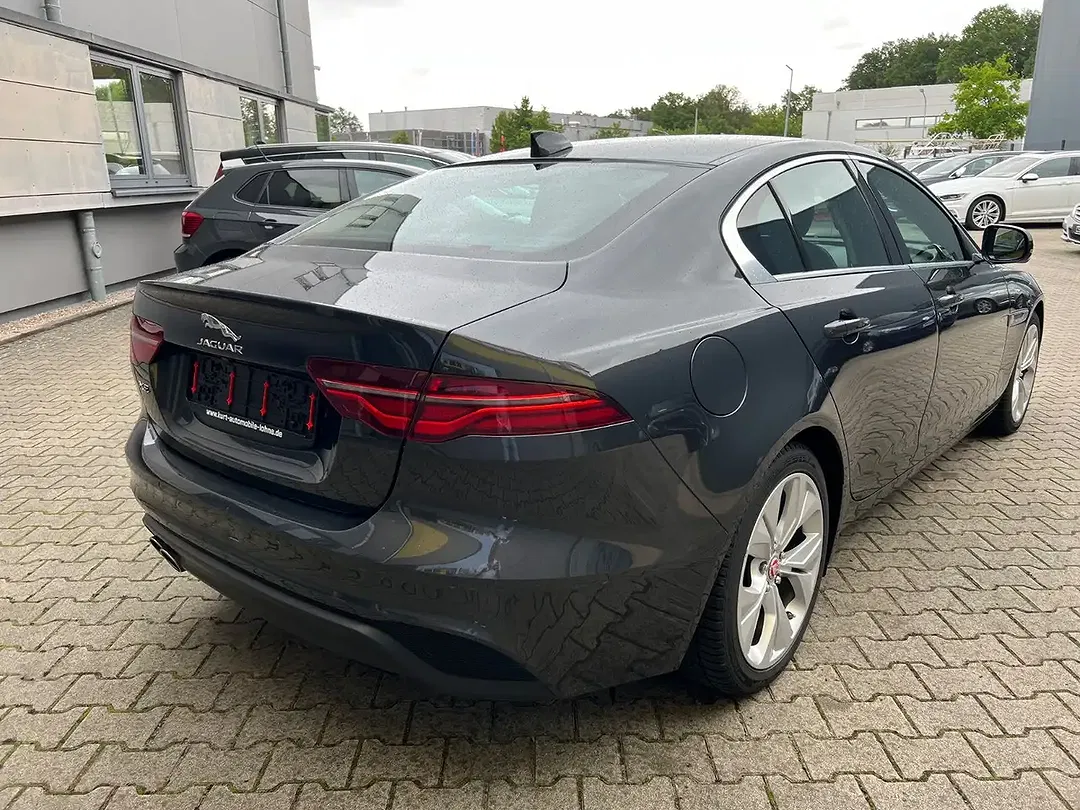 Jaguar XE - Thumbnail 6