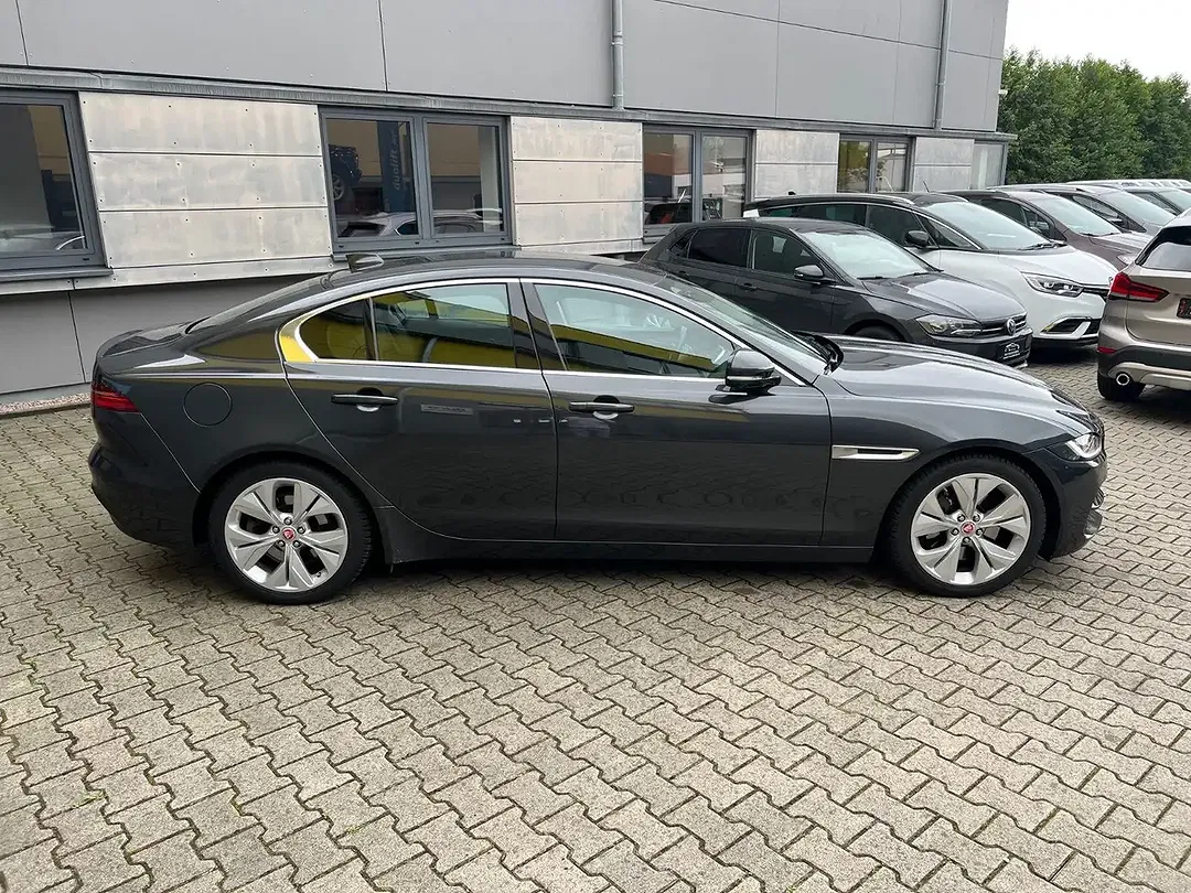 Jaguar XE - Thumbnail 7