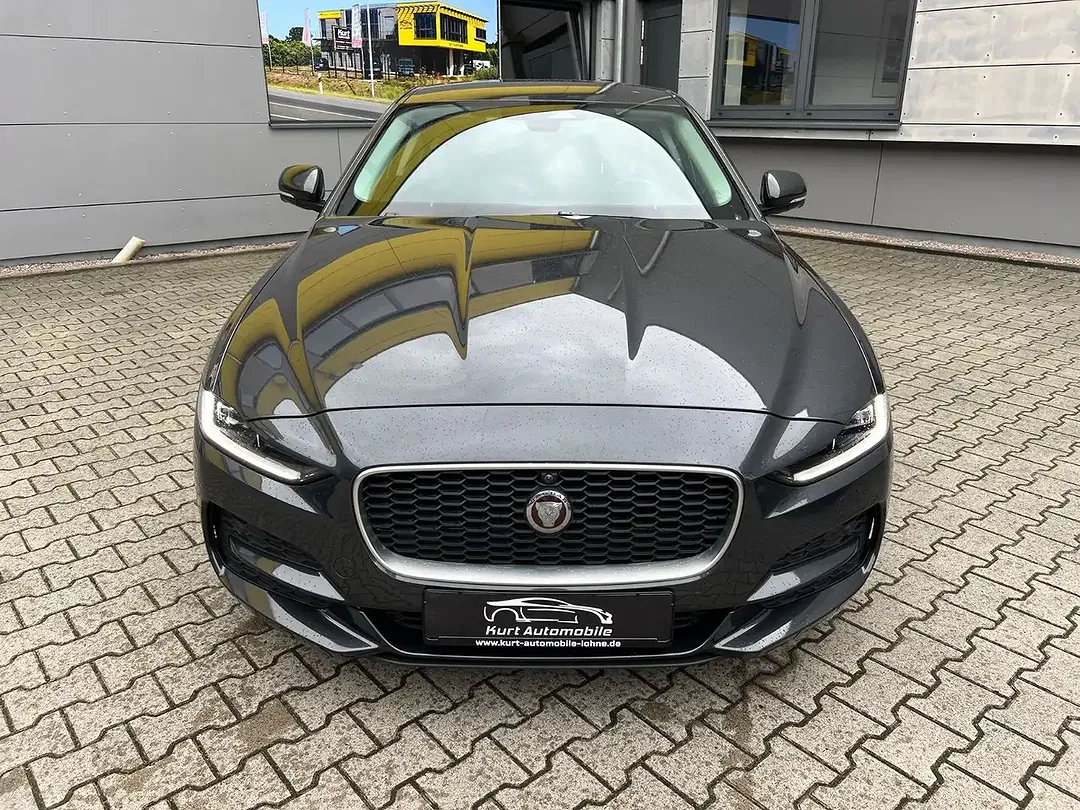 Jaguar XE - Thumbnail 9