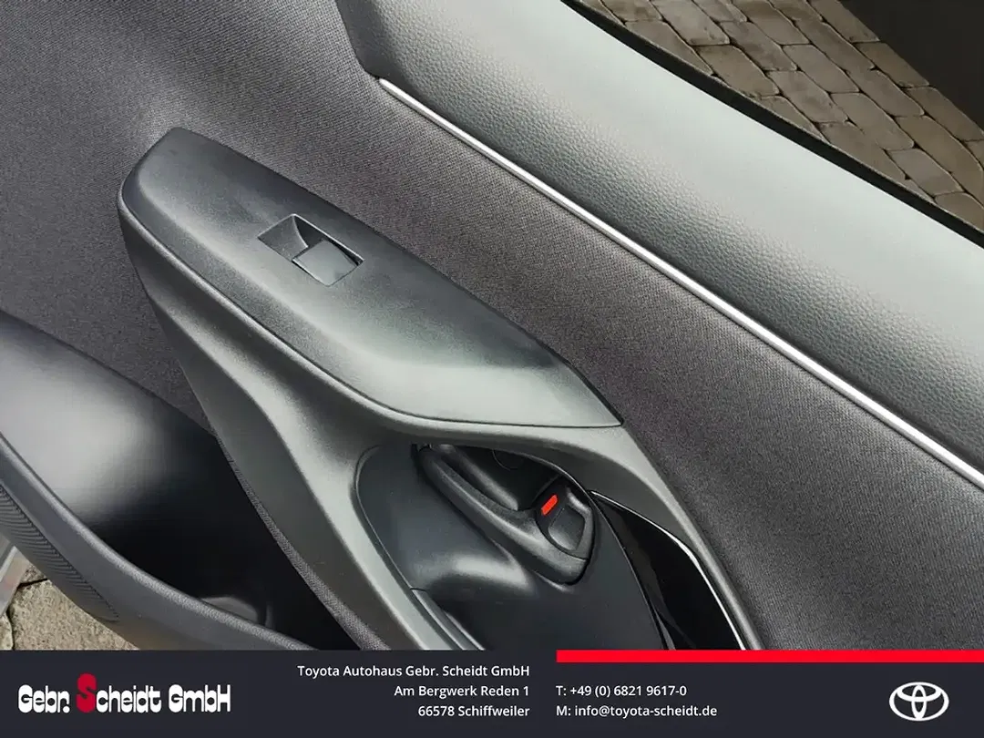 Toyota Yaris - Thumbnail 9