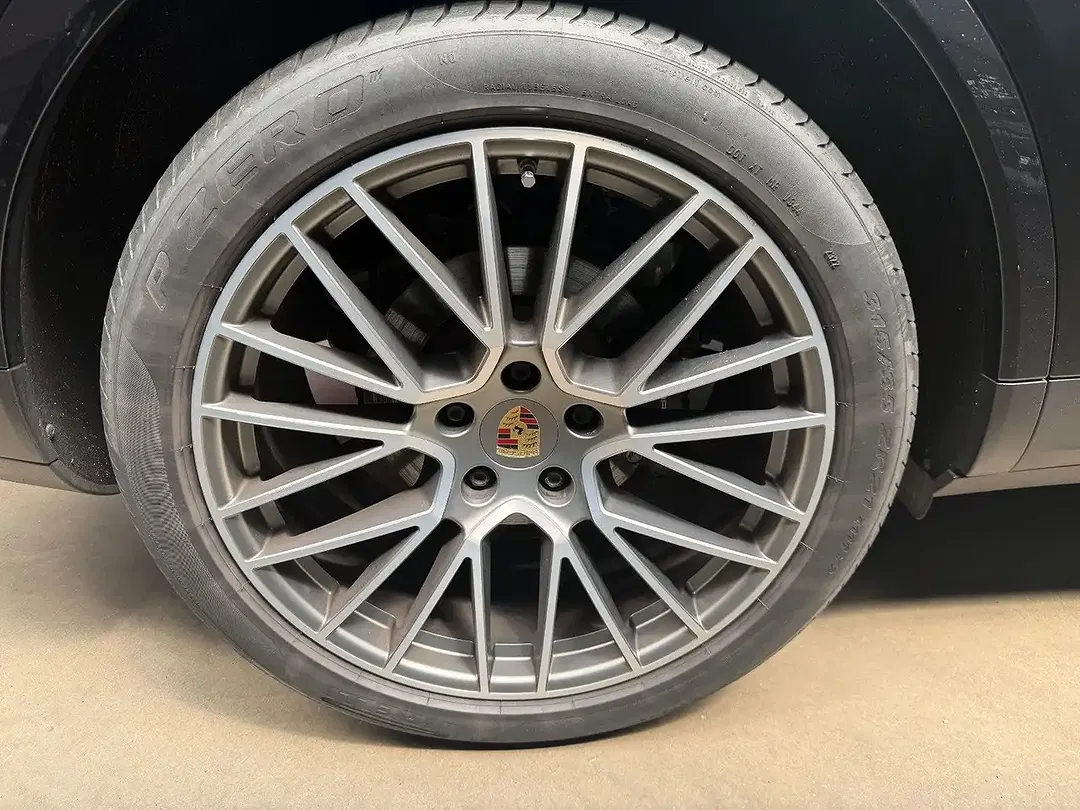 Porsche Cayenne - Thumbnail 2
