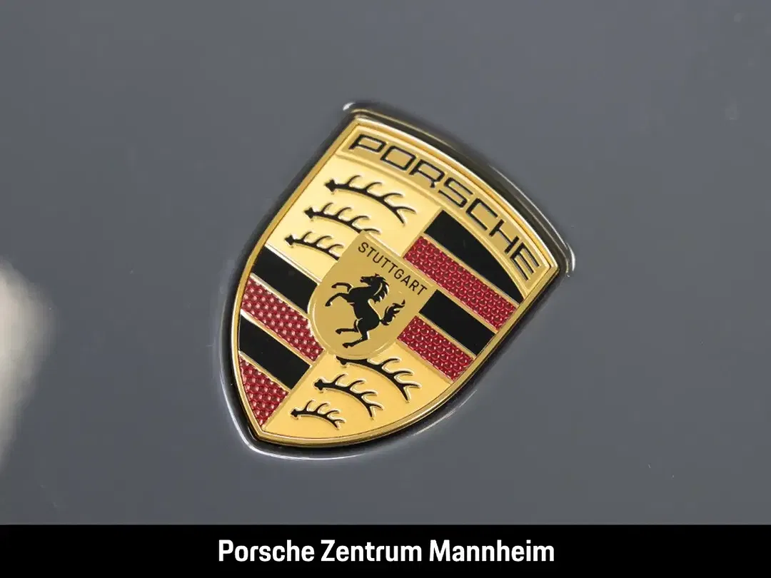 Porsche Taycan - Thumbnail 12
