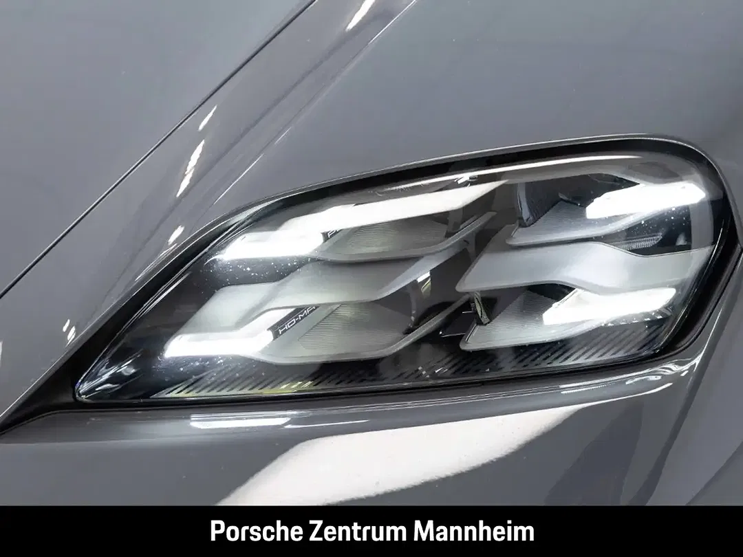 Porsche Taycan - Thumbnail 13