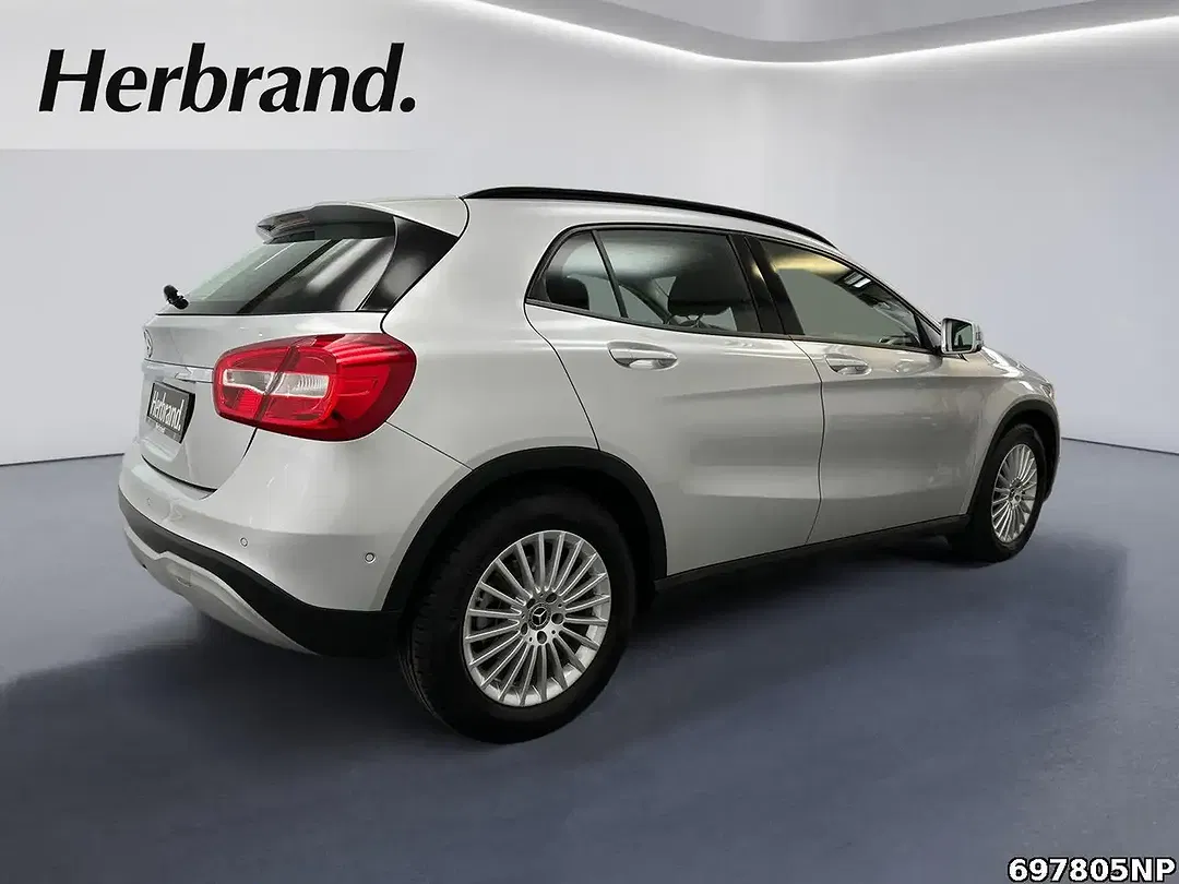 Mercedes-Benz GLA 180 - Thumbnail 3