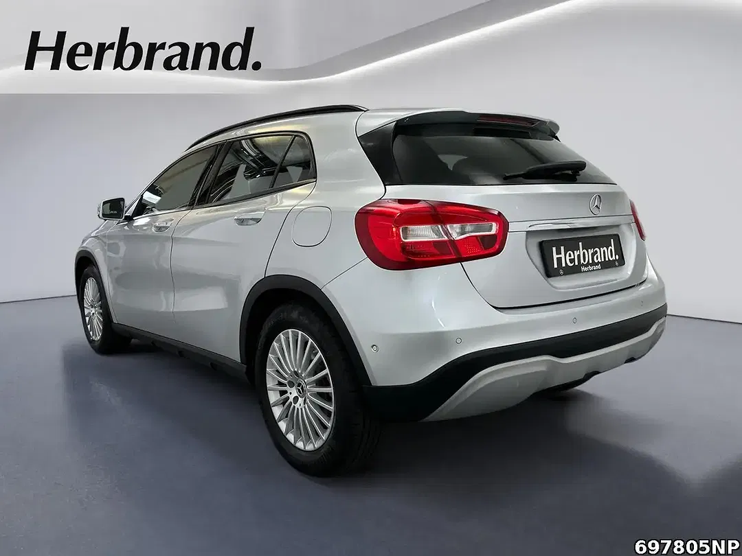 Mercedes-Benz GLA 180 - Thumbnail 4