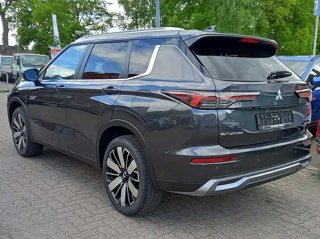 Mitsubishi Outlander - Thumbnail 2
