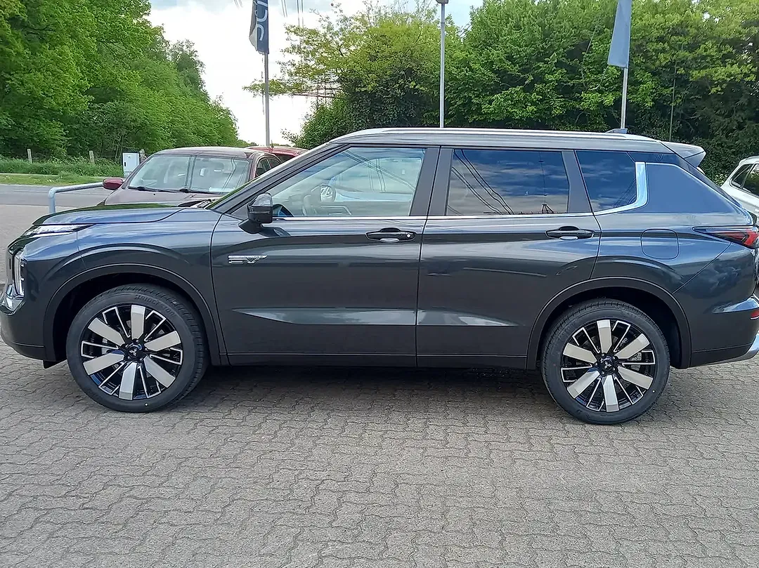 Mitsubishi Outlander - Thumbnail 3