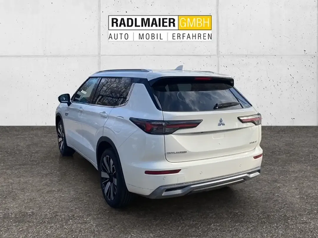 Mitsubishi Outlander - Thumbnail 2