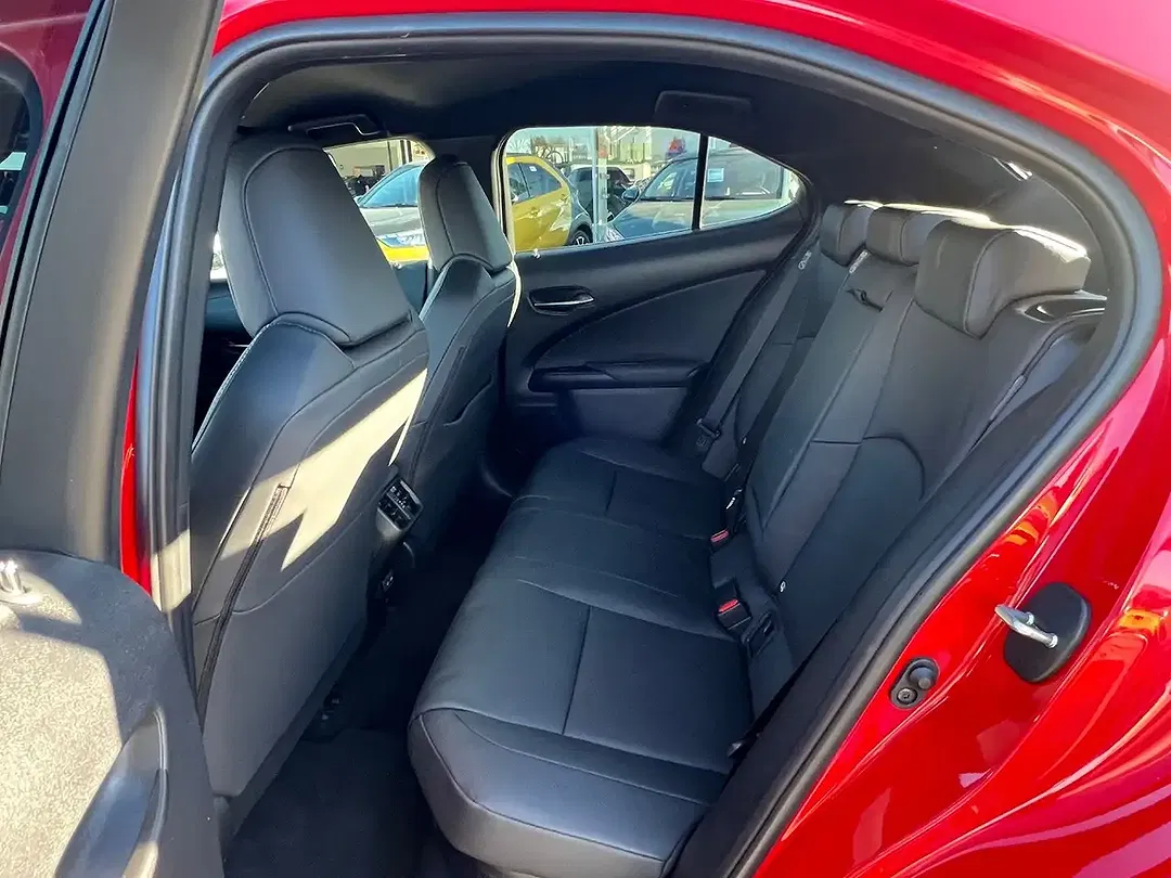 Lexus UX 300h - Thumbnail 14