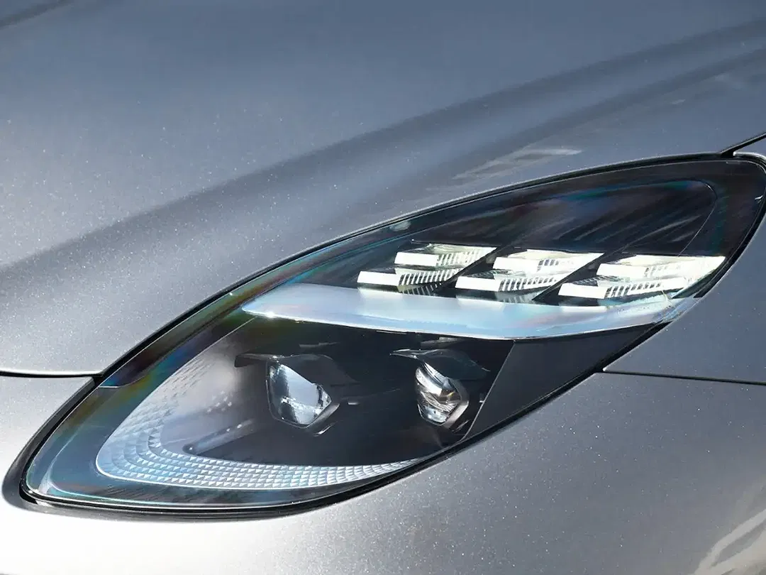 Aston Martin Vantage - Thumbnail 11