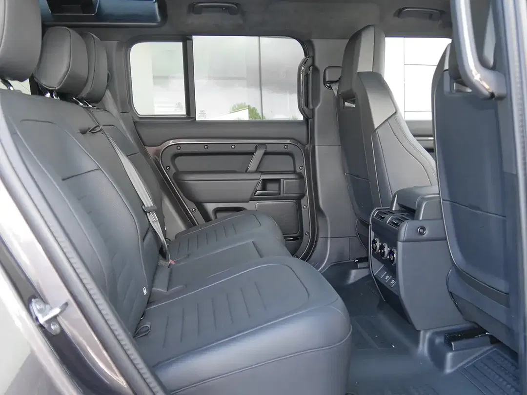 Land Rover Defender - Thumbnail 5