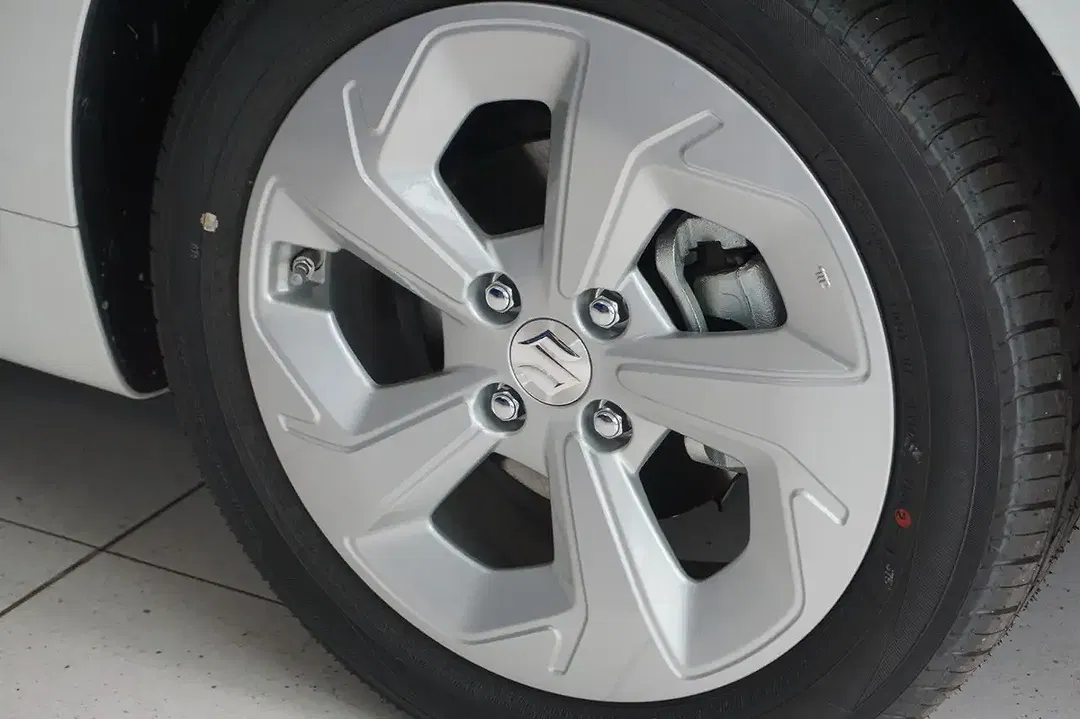 Suzuki Swift - Thumbnail 8