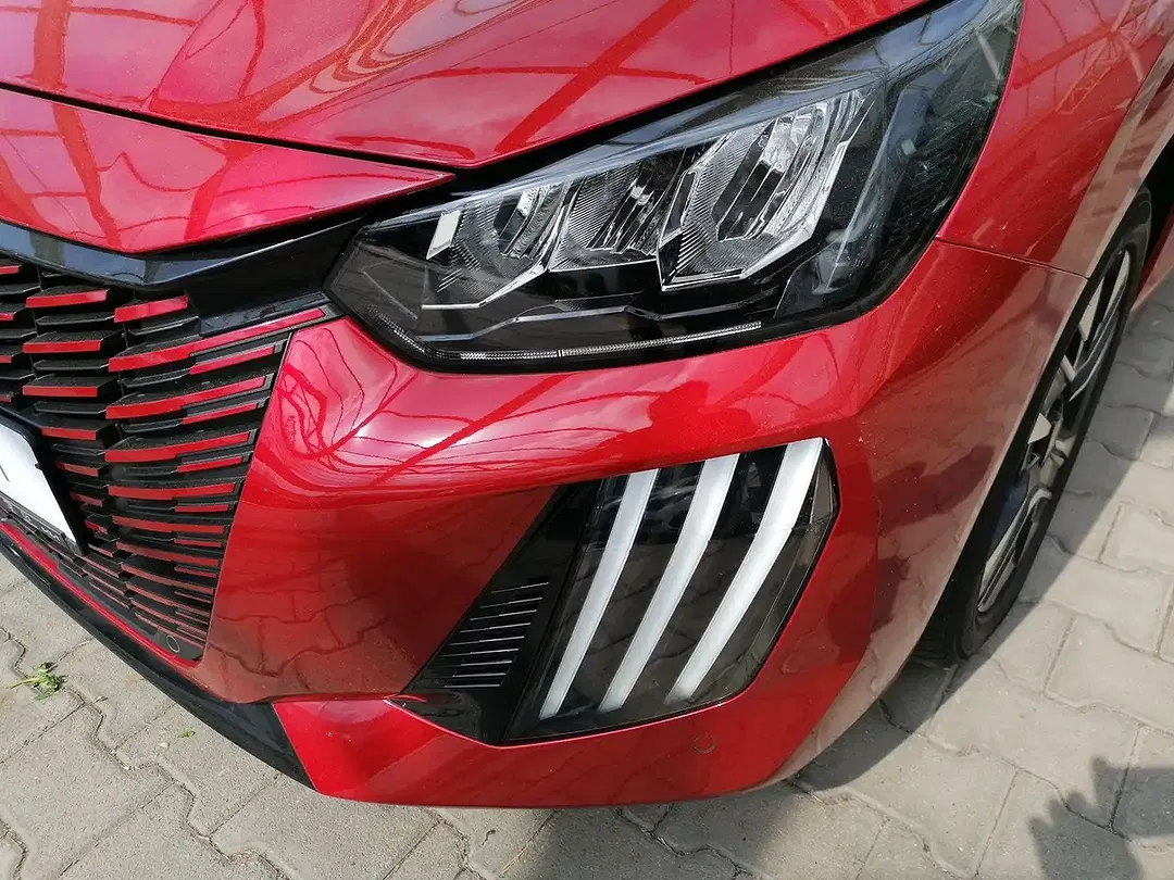 Peugeot 208 - Thumbnail 3