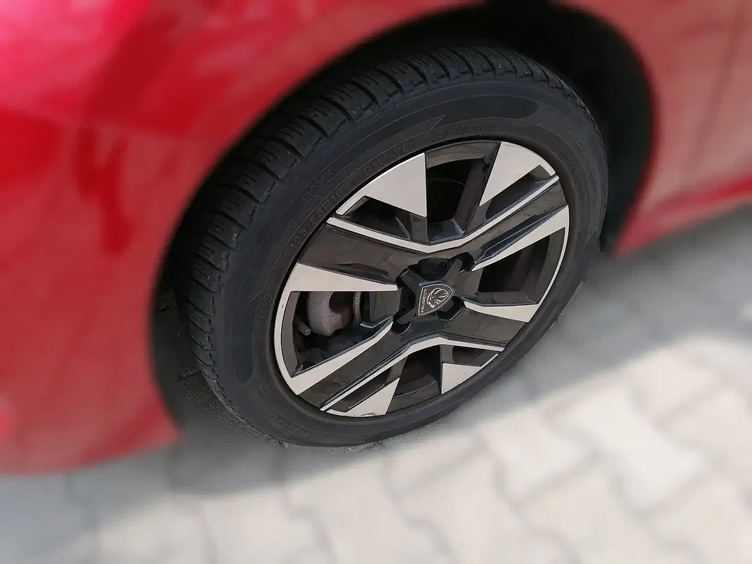 Peugeot 208 - Thumbnail 4