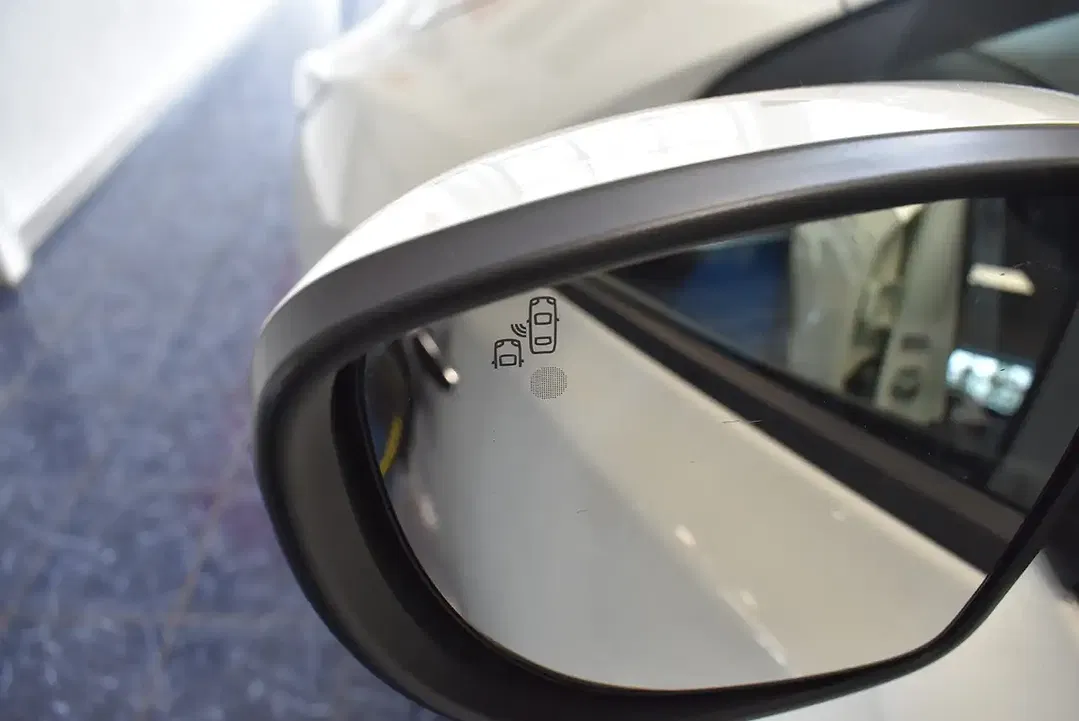 Nissan Leaf - Thumbnail 11