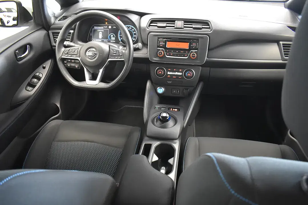 Nissan Leaf - Thumbnail 3