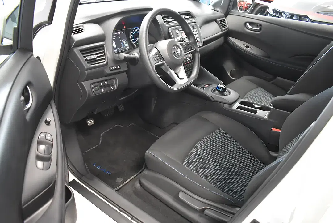 Nissan Leaf - Thumbnail 4