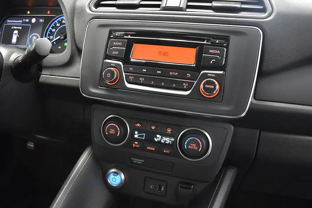 Nissan Leaf - Thumbnail 6