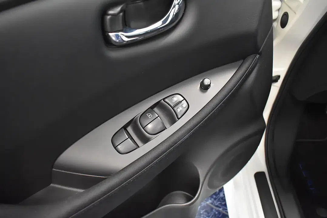 Nissan Leaf - Thumbnail 9
