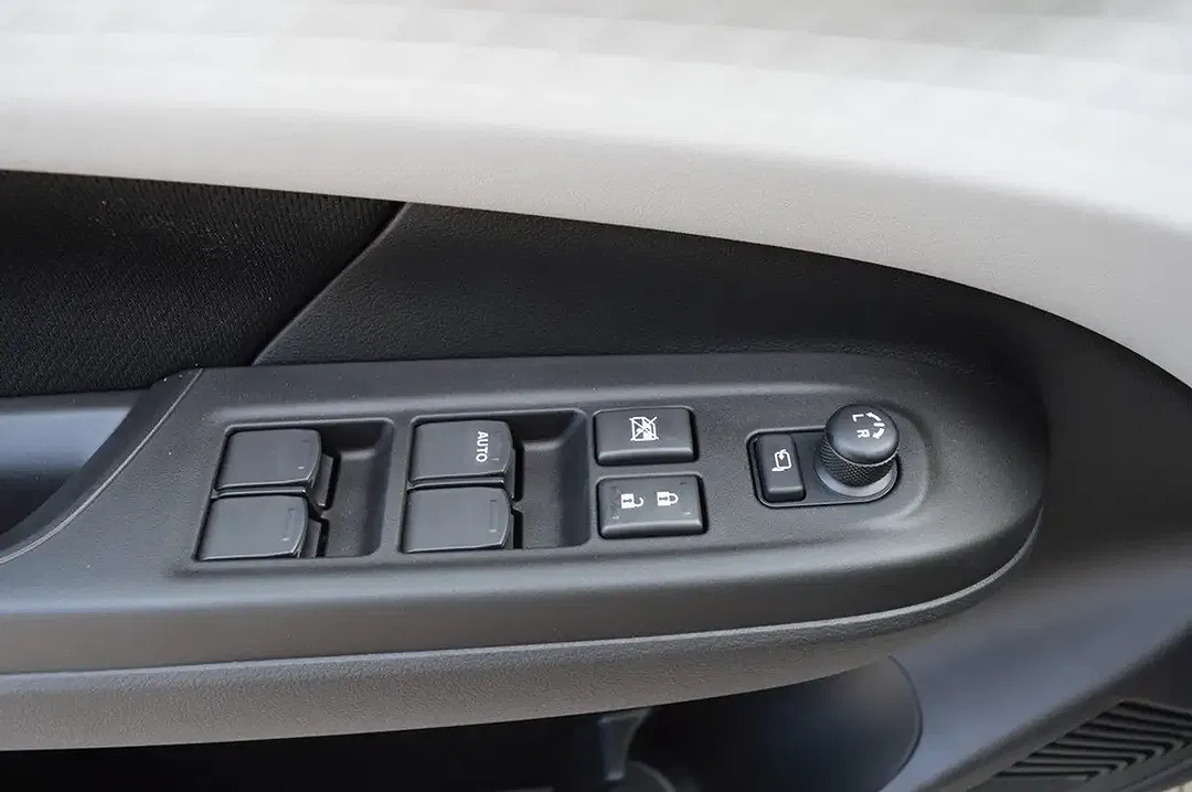 Suzuki Swift - Thumbnail 14