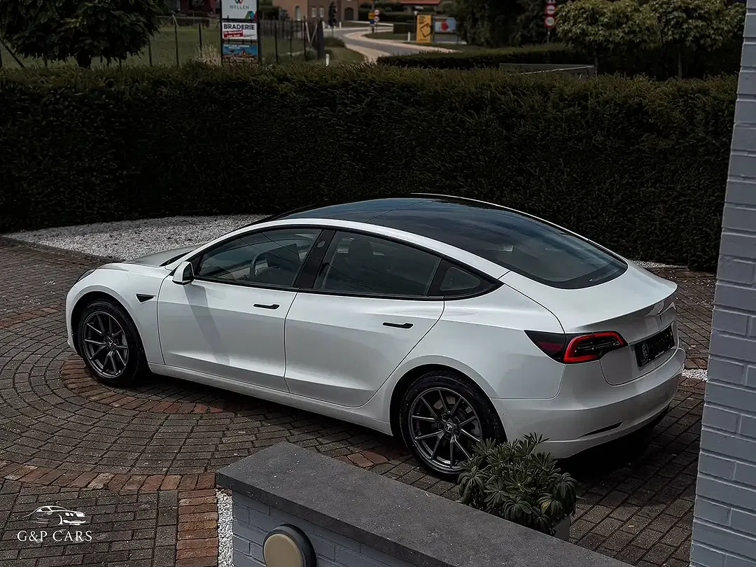 Tesla Model 3 - Thumbnail 10