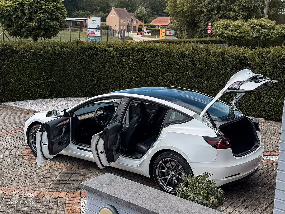 Tesla Model 3 - Thumbnail 11