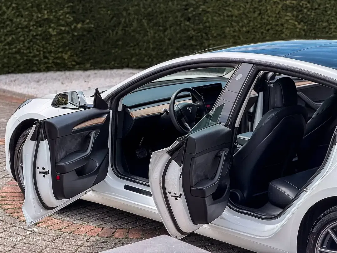Tesla Model 3 - Thumbnail 12