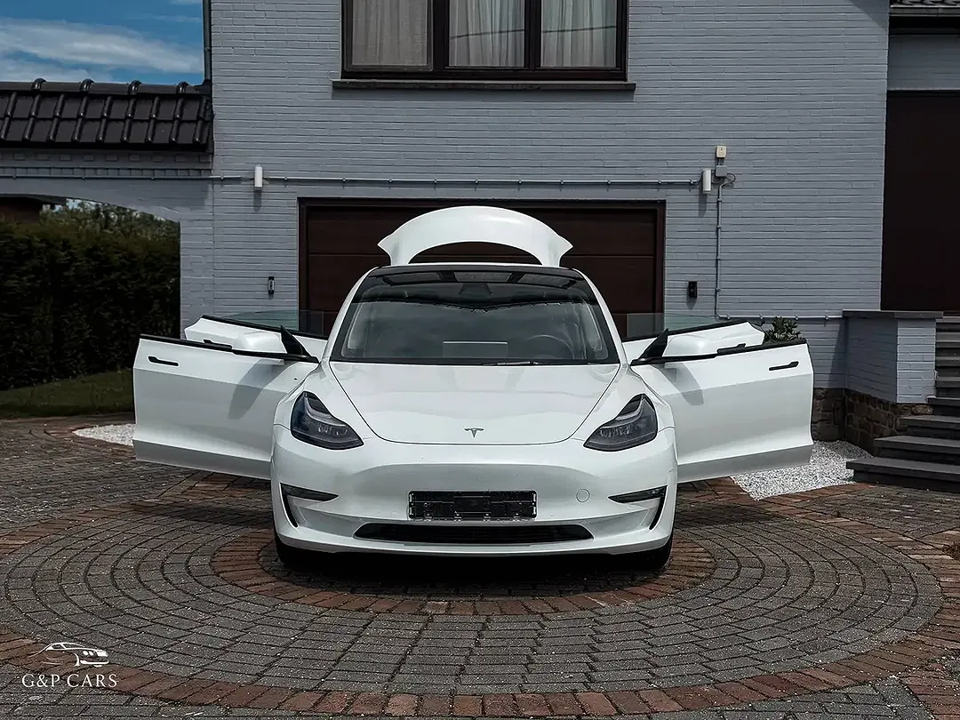 Tesla Model 3 - Thumbnail 3