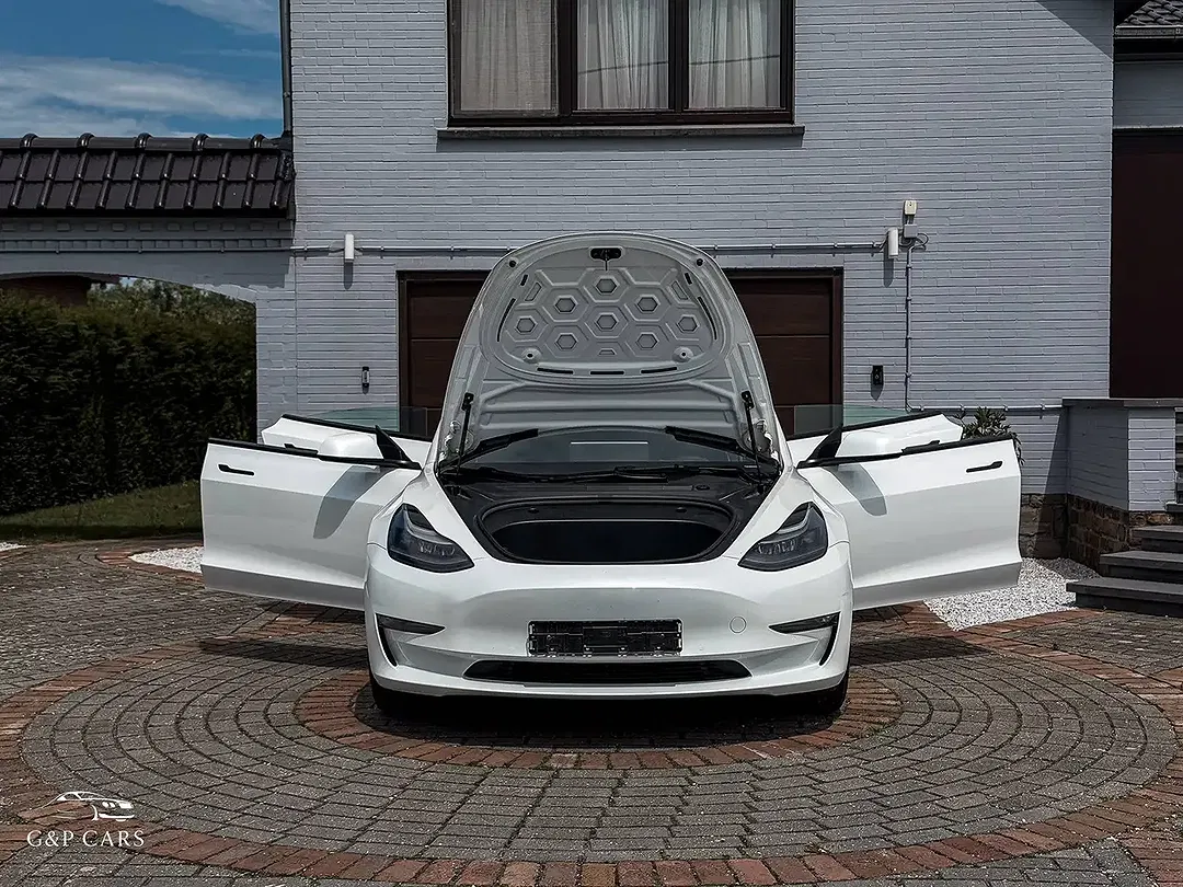 Tesla Model 3 - Thumbnail 4