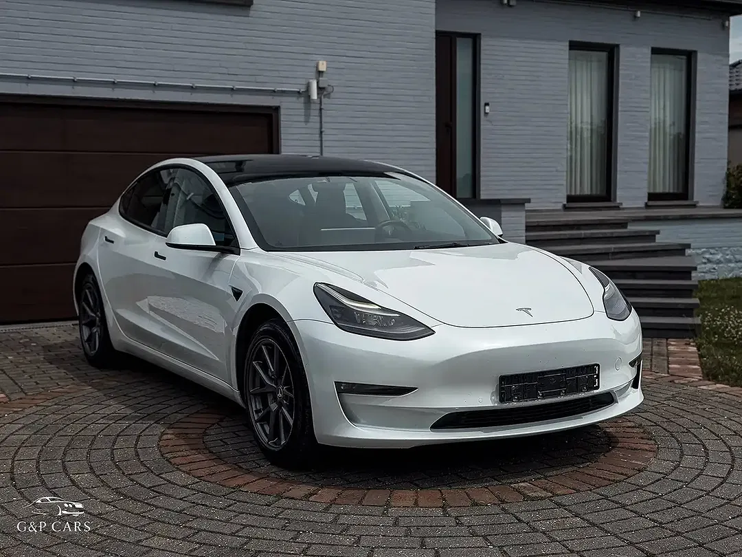 Tesla Model 3 - Thumbnail 5
