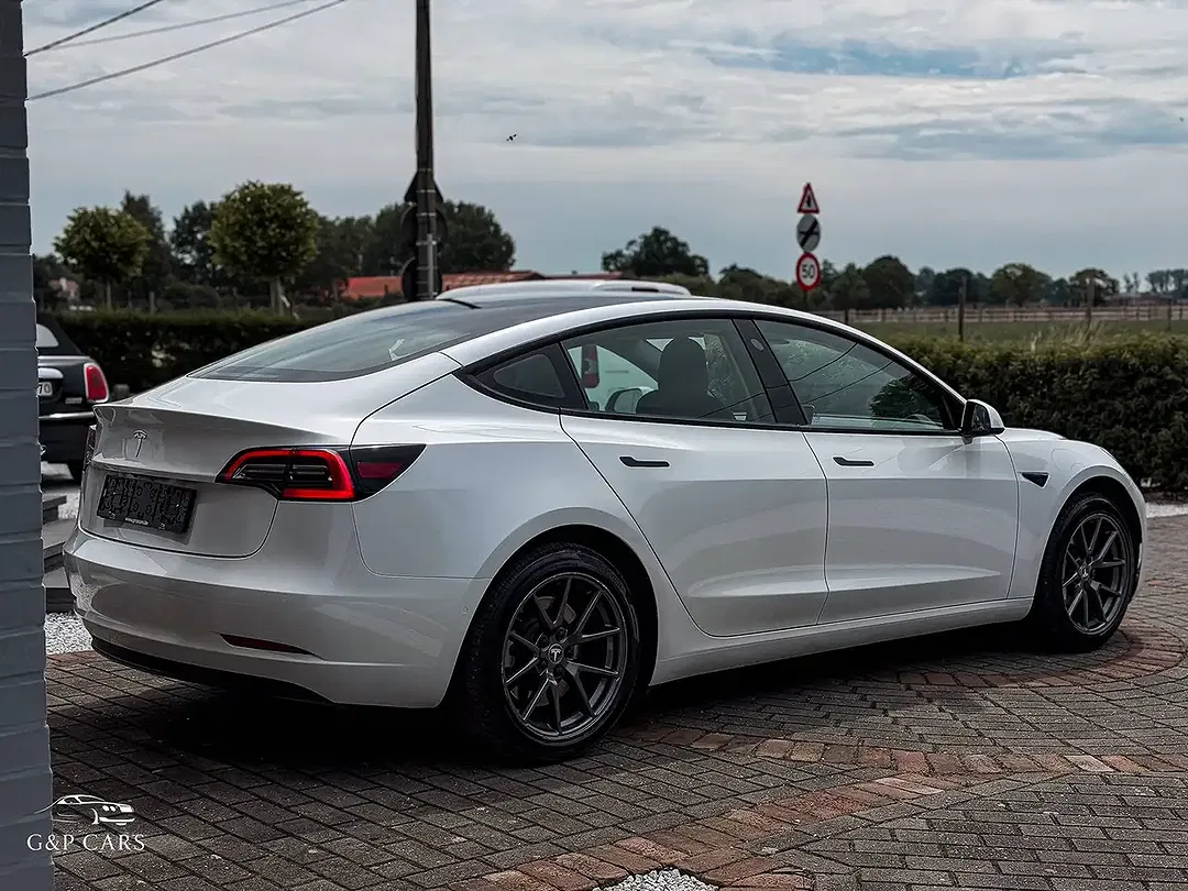 Tesla Model 3 - Thumbnail 7