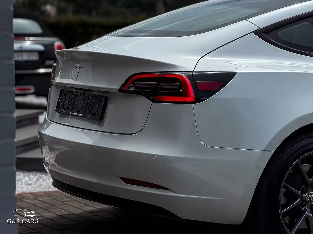 Tesla Model 3 - Thumbnail 9