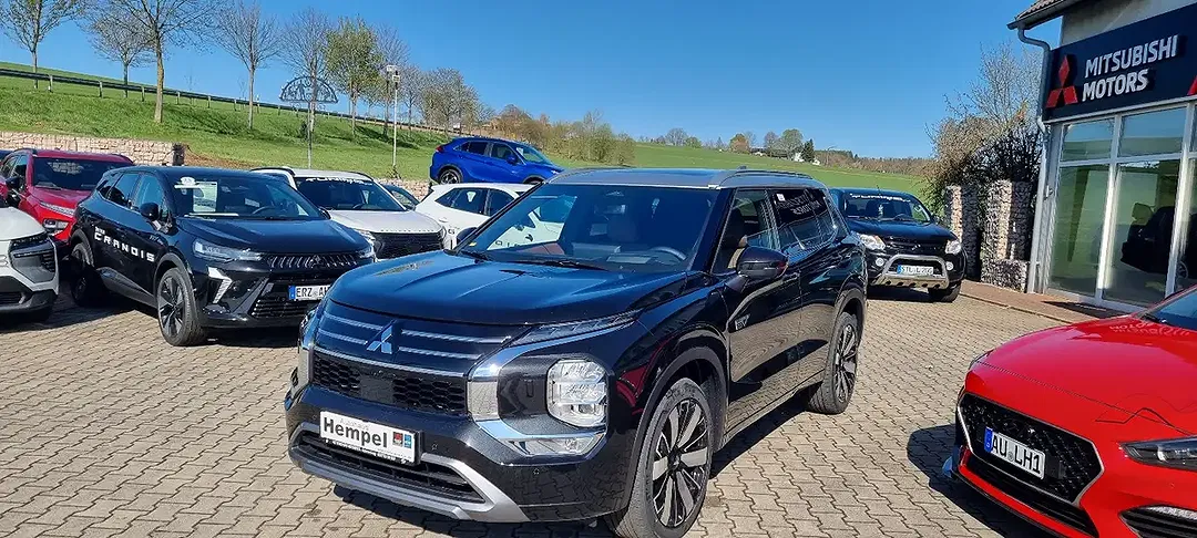 Mitsubishi Outlander - Thumbnail 1