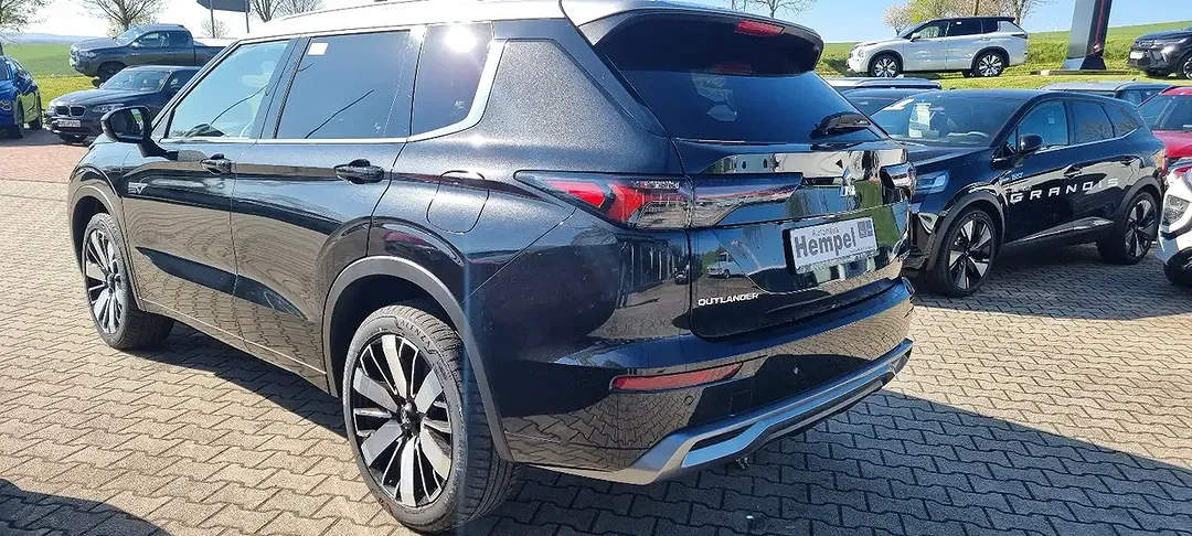 Mitsubishi Outlander - Thumbnail 3