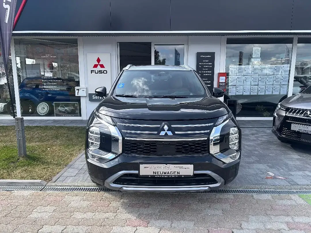 Mitsubishi Outlander - Thumbnail 1