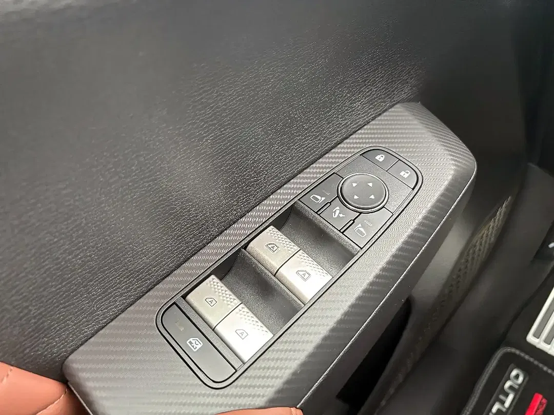 Mitsubishi Outlander - Thumbnail 4