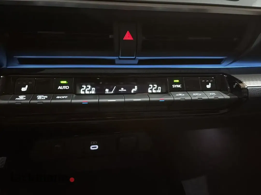 Toyota Prius - Thumbnail 11
