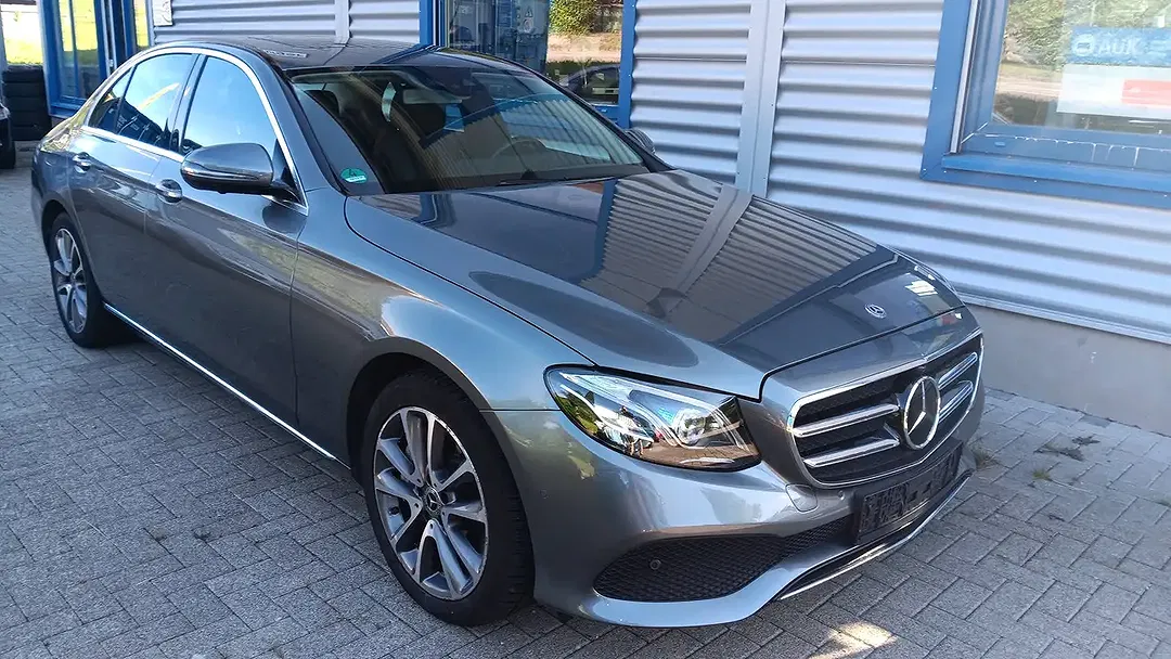 Mercedes-Benz E 400 - Thumbnail 1