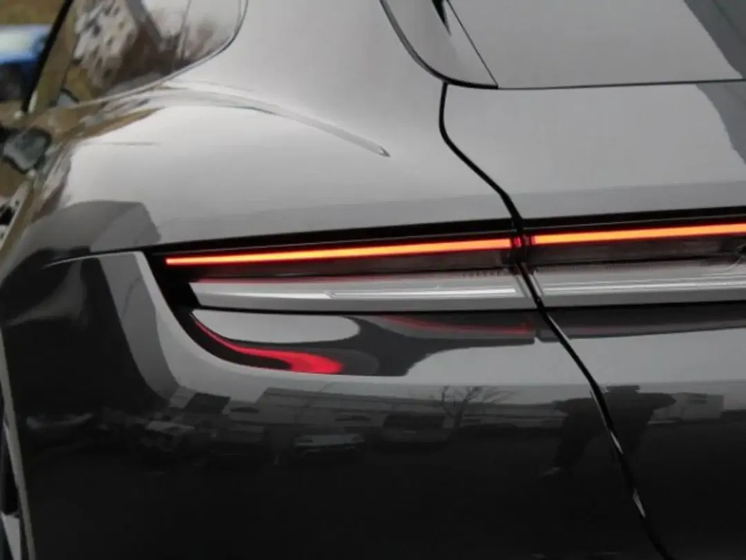 Porsche Taycan - Thumbnail 11
